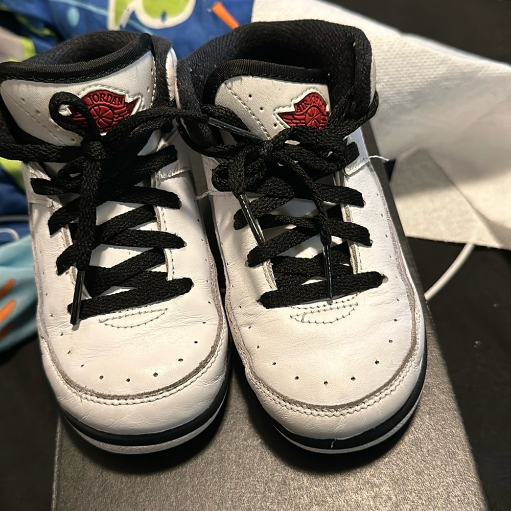 Jordan Retro 2 White Black Red